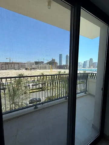 للإيجار شقة أنيقة بإطلالة بحرية رائعة في جزيرة مريم.