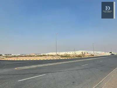 للبيع فى الشارقة منطقة واحة الصجعة  ارض صناعية   مساحة 55 الف قدم مربع  على طريق قار