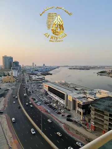 شقة فاخرة ثلاث غرف وصالة بإطلالة مفتوحة على الخور