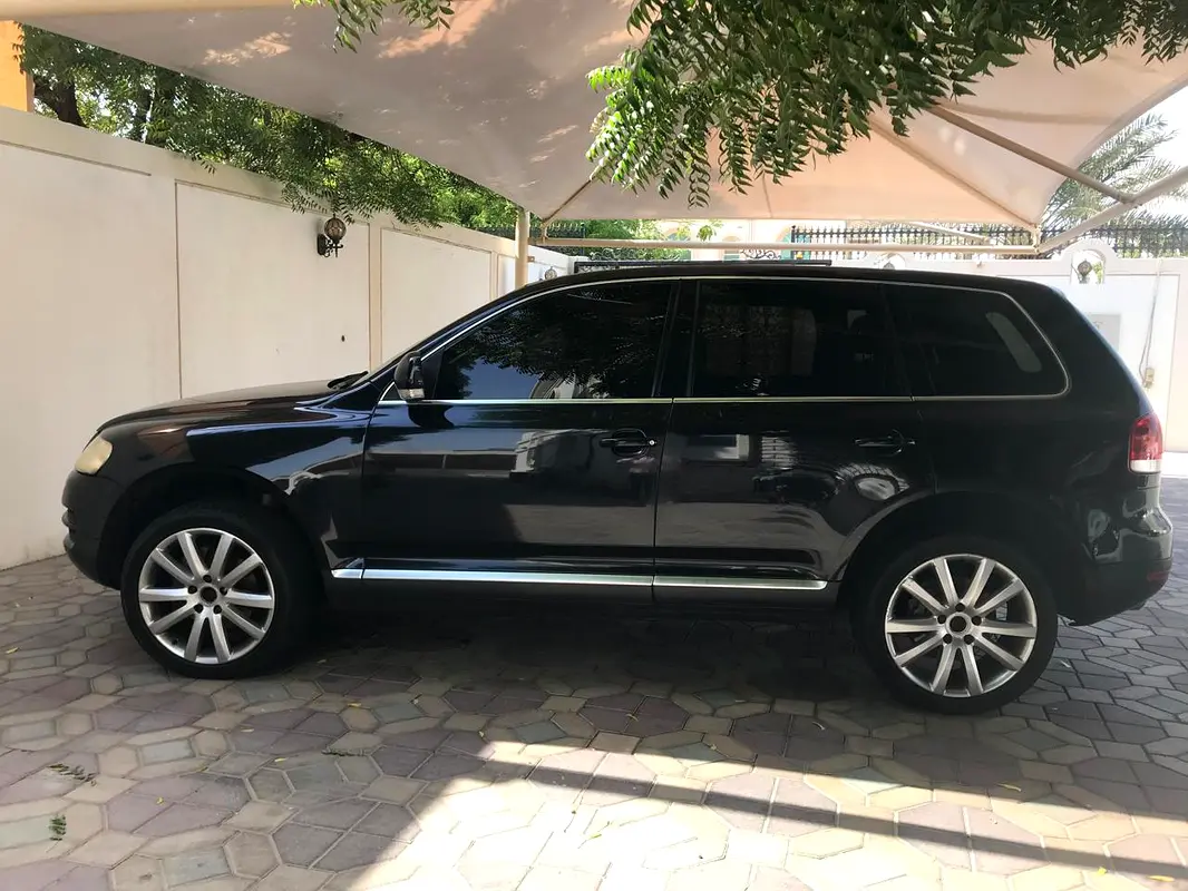 Volkswagen Touareg 2005 — photo 1 of 6