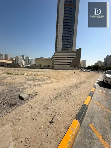 للبيع فى الشارقه منطقه النهده قطعه ارض تجاريه مساحه 16644 قدم موقع مميز جدا على شارع 18 متر