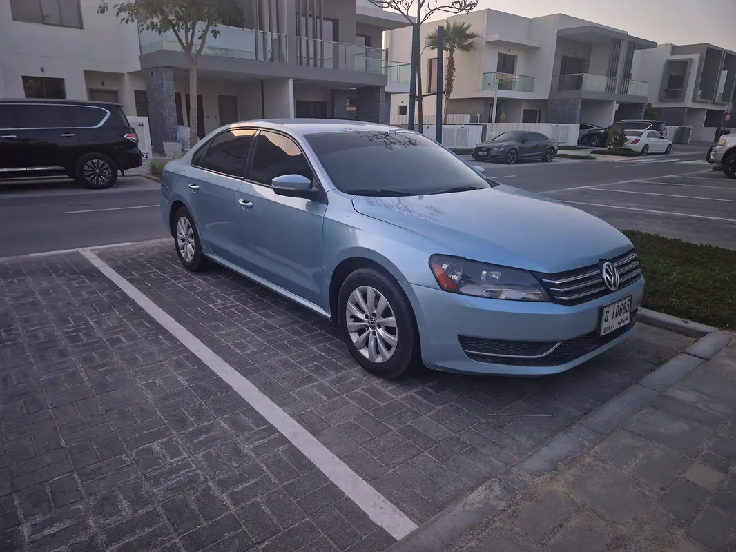 Volkswagen Passat 2012 — photo 1 of 7