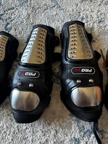 Pro X Heavy-Duty Metal Cap Shin Guards (Set of 2)Good Condition
