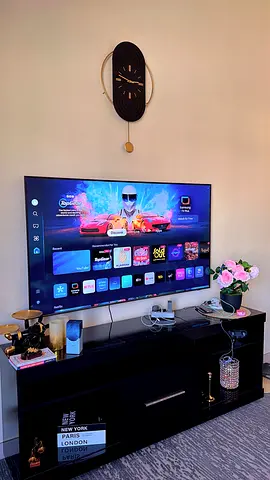 65-inch Samsung Smart QLED UHD TV in Excellent Condition with StanD