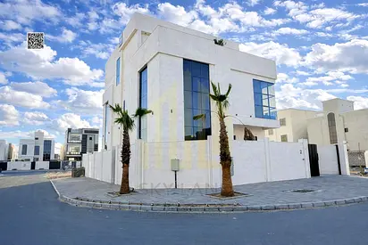Luxury villa including water, electricity, air conditioning, and elevator. Prime location. Freehold ownership. Negotiable.