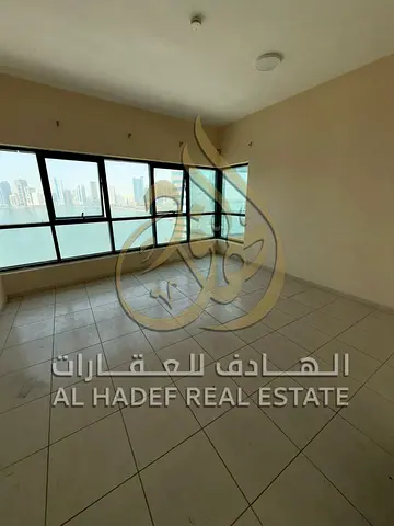 للإيجار | شقة 3 غرف وصالة سوبر لوكس بإطلالة بحرية كاملة + غرفة خادمة في القصباء | باركن مجاني