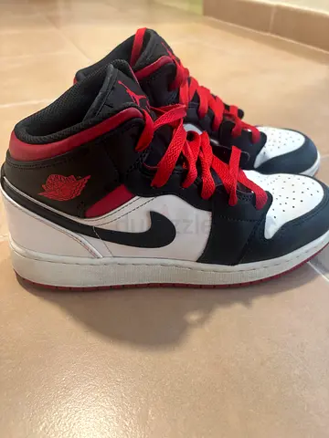 Jordan 1 mid black/red