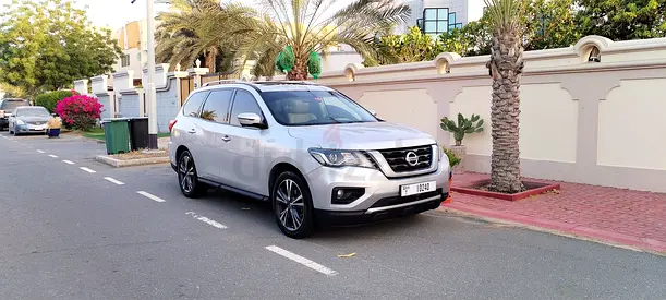 Stunning Top of the line Pathfinder SL 8-seater 4WD GCC. in superb condition and Original Paint,