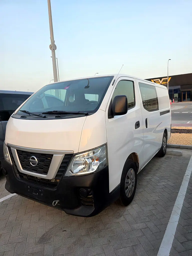 Nissan Urvan 2020 — photo 1 of 10
