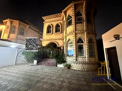 فيلا 5غرف مع ماحق عمر 15 سنع للبيع في الروضه 1 علي مساحه 4400 قدم تملك حر