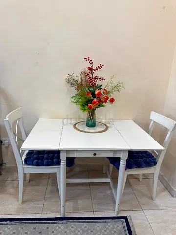Extendable dining table with two chairs