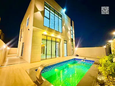 Two-story villa with a very large yard, central air conditioning, registration and ownership fees included.