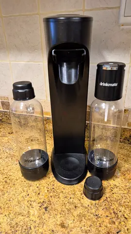 DrinkMate Sparkling Water and Soda Maker with 60L CO2 Cylinder and 2 bottles (Matte Black).