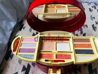 Heart-shaped multi-color makeup palette with mirror
