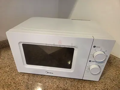 Midea Compact White Mechanical Microwave - Excellent Working Condition