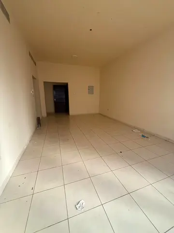 استوديو للإيجار السنوي في البستان – موقع مميز   استوديو بمواصفات ممتازة ومساحة واسعة، مناسب للسكن العملي، داخل موقع حيوي قريب من جميع الخدمات والمواص