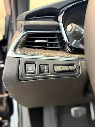 صورة 12 لـ 2025 Cadillac XT5