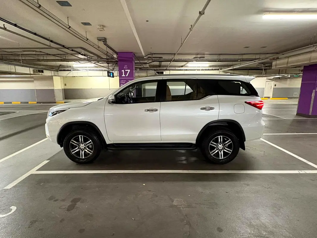 Toyota Fortuner 2023 — photo 1 of 11