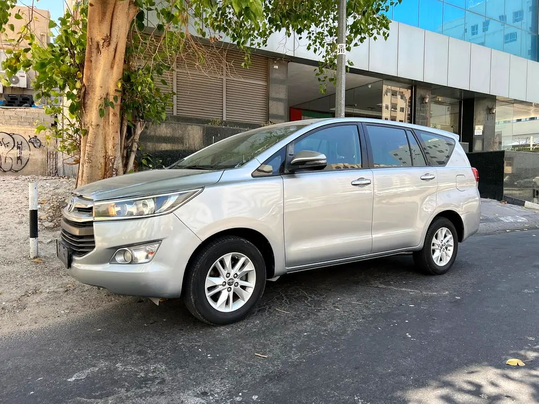 Toyota Innova 2018 — photo 1 of 19