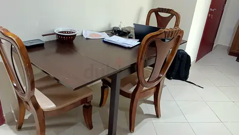 Dining Table for Sales with 4 chair
