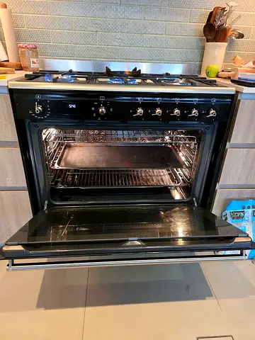 Smeg latest model 5 burner gass/electric 5 burner top gass oven electric dual fan black edition bye