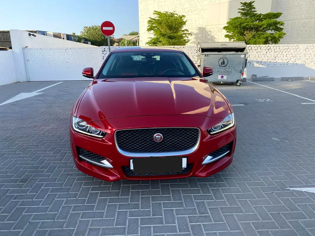 Jaguar XE 2016 — photo 1 of 8