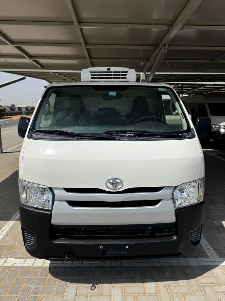 Toyota Hiace 2023 — photo 1 of 9