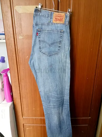 Levis blue denim jeans - gently used, classic straight fit