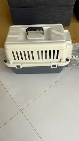 IATA approved Sturdy Plastic Pet Carrier with Top Handle – Good Condition