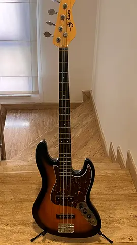 Bass guitar (description for more info)