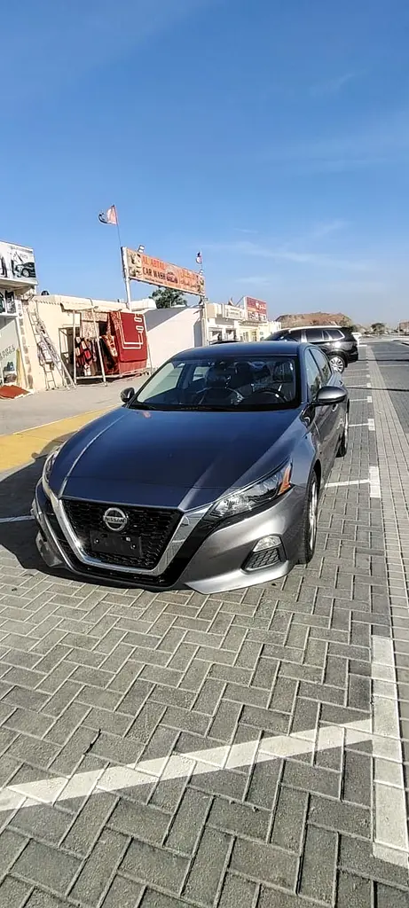 Nissan Altima 2022 — photo 1 of 14