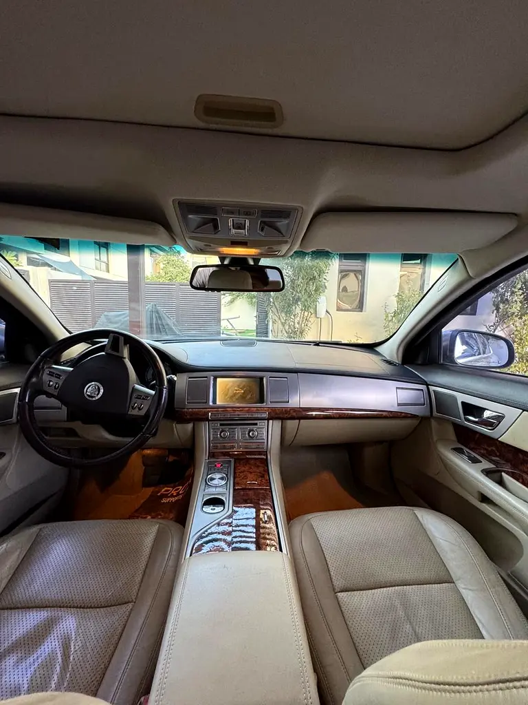 Jaguar XF 2009 — photo 1 of 4