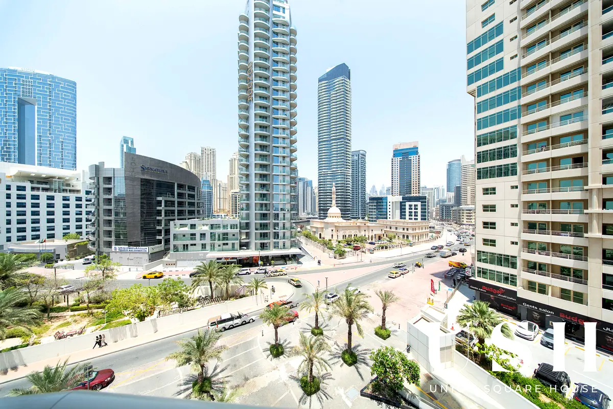High-End Apartment with Bright Panoramic Views