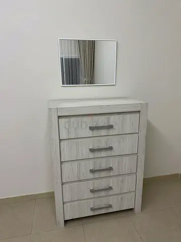 White Wooden 5-Drawer Chest of Drawers with Mirror