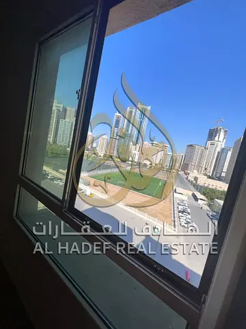 شقة 3 غرف وصالة للإيجار في المجاز 3 الشارقة | إطلالة مفتوحة | قريب من الكورنيش وحديقة الصفيه | خزائن بالحائط | تكييف مركزي | دفعات 4 أو 6 شيكات | 50 أ