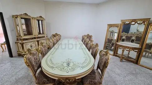 طقم سفره  طاولة مع 14 كرسي وفاترينات عرض وتخزين  من النوع الفاخر