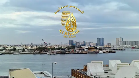 احجز قبل ما تروح – شقة بإطلالة خور بسعر خيالي