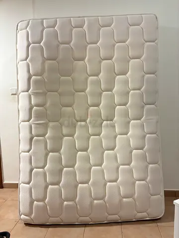 King Size Mattress (200x140cm) in Good Condition from HomesRUs