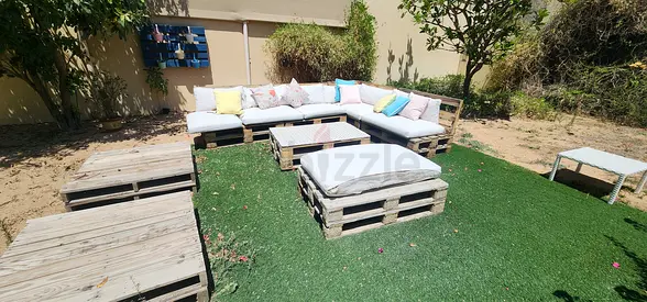Outdoor Pallet Lounge Set with Cushions — Large Corner Seating