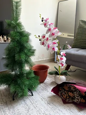 2 artificial plants with pots + bouquet