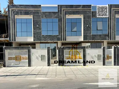 يشمل السعر رسوم التسجيل. منزل تاون هاوس رائع، يتكون من 4 غرف نوم رئيسية مع خزائن ملابس مدمجة وسطح، معروض للبيع الآن في منطقة راقية.