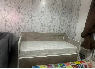 Single daybed with pull-out trundle and mattress — good condition