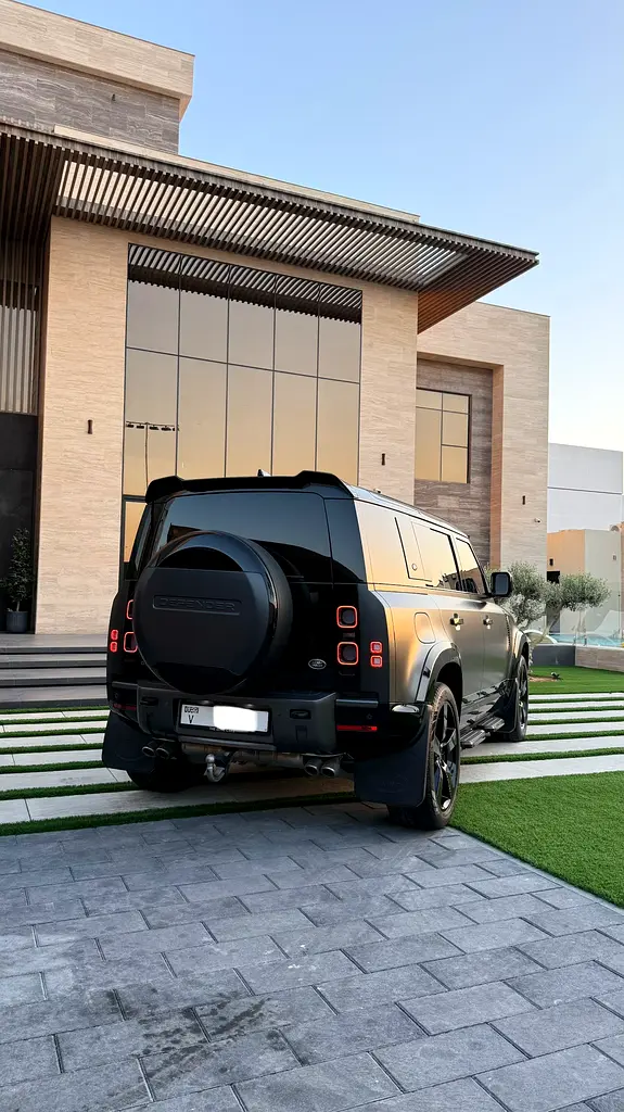 Land Rover Defender 2023 — photo 1 of 9
