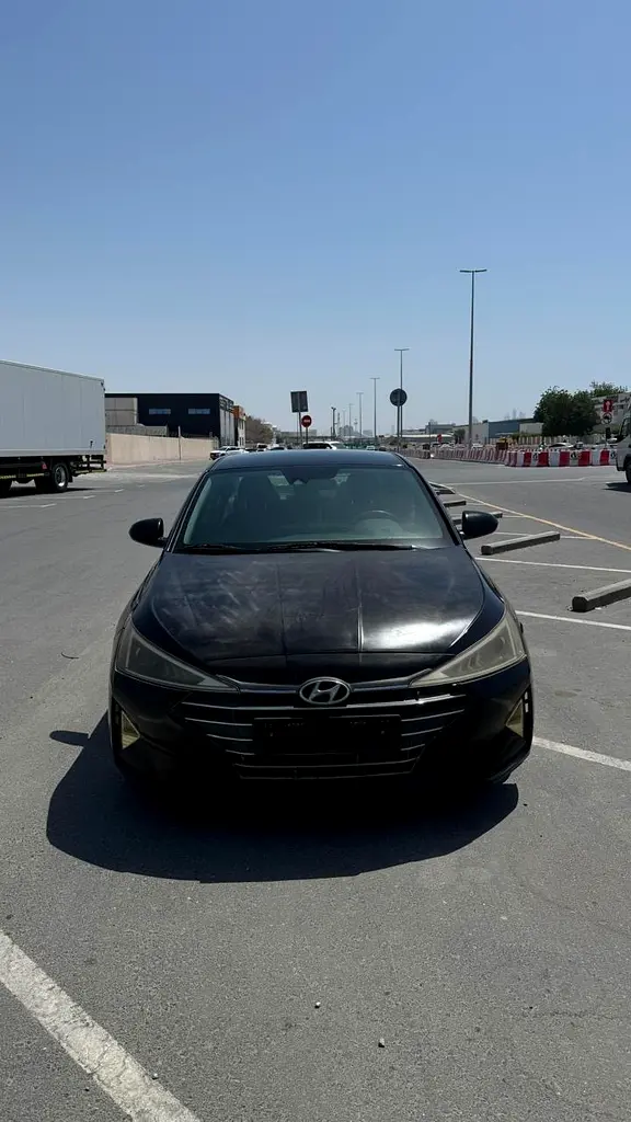 Hyundai Elantra 2020 — photo 1 of 9