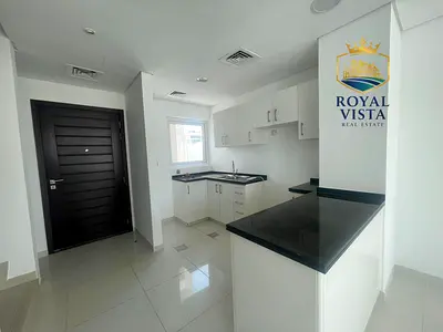 3 Bedrooms Big Living Area Huge Kitchen Well Maintained Townhouse