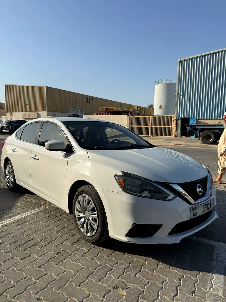 Nissan Sentra 2018 — photo 1 of 4