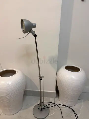 Floor lamp with adjustable height