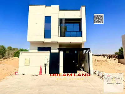 يشمل السعر رسوم التسجيل، والماء، والكهرباء، والتكييف. منزل تاون هاوس رائع، يتكون من 3 غرف نوم رئيسية مع خزائن ملابس مدمجة وسطح، معروض للبيع الآن