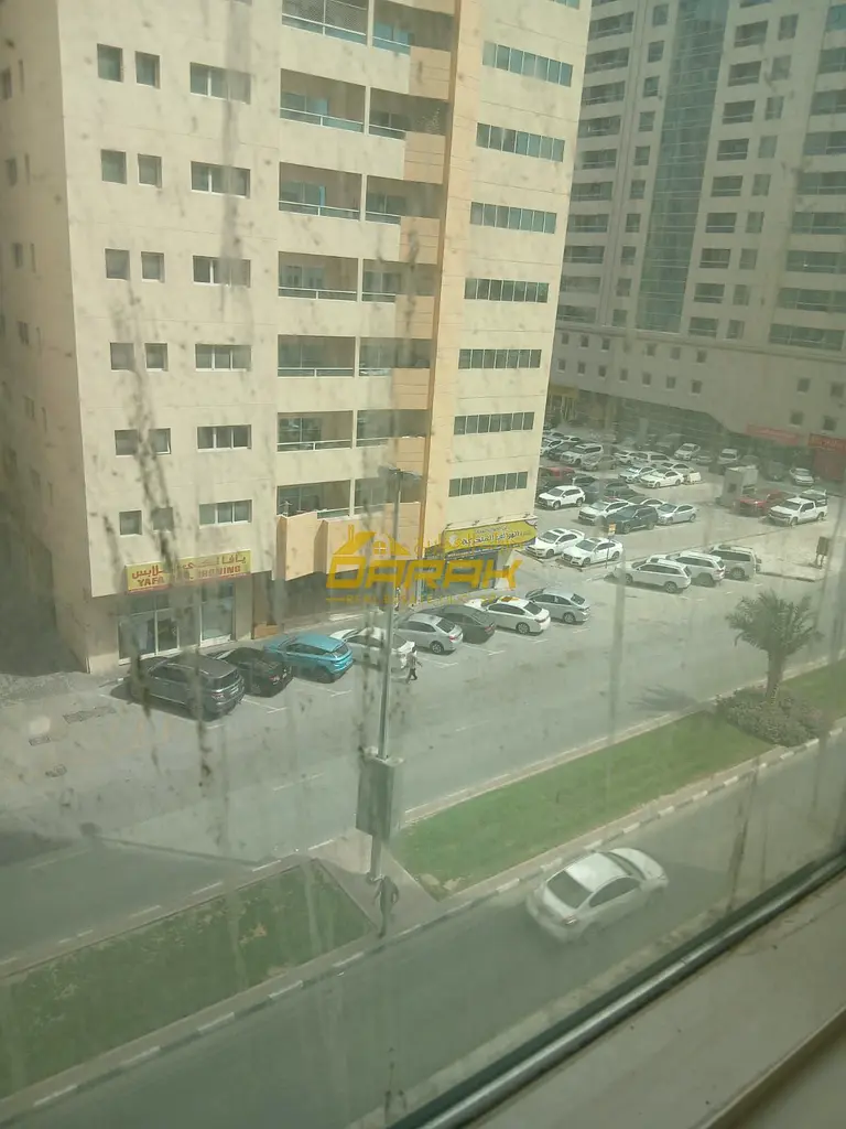 للإيجار | شقة غرفتين وصالة في التعاون – الشارقة  فرصة مميزة للسكن الراقي في واحدة من أفضل مناطق الشارقة 🌟