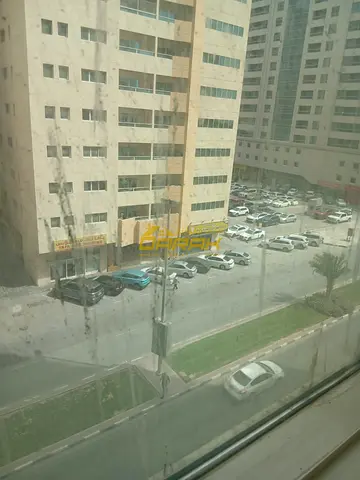 للإيجار | شقة غرفتين وصالة في التعاون – الشارقة  فرصة مميزة للسكن الراقي في واحدة من أفضل مناطق الشارقة 🌟